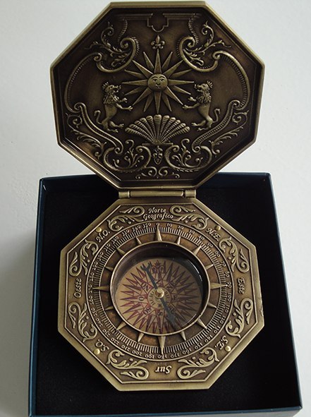 Ekskluzywny kompas magnetyczny - system cardan - H44 Ekskluzywny kompas magnetyczny - system cardan - H44